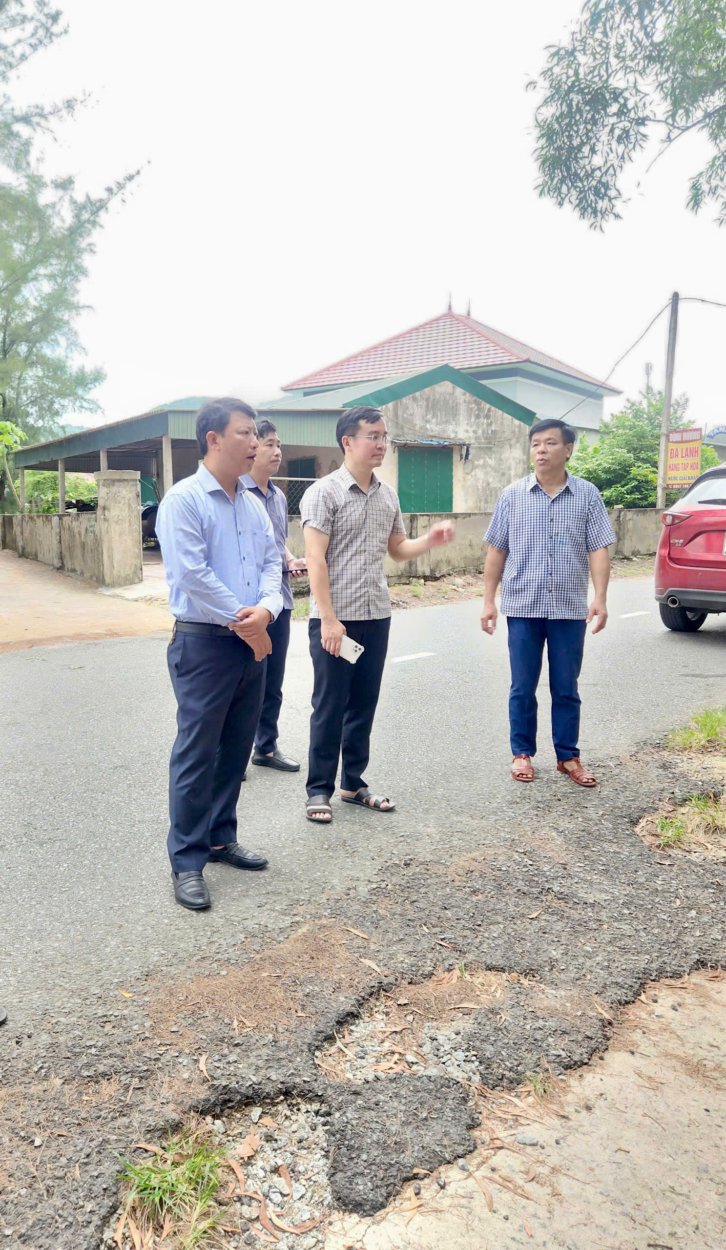 Đồng chí Nguyễn Như Dũng, TUV, Phó Trưởng Ban Thường trực Ban tổ chức Tỉnh ủy kiểm tra công tác phòng, chống bão tại xã Thạch Khê