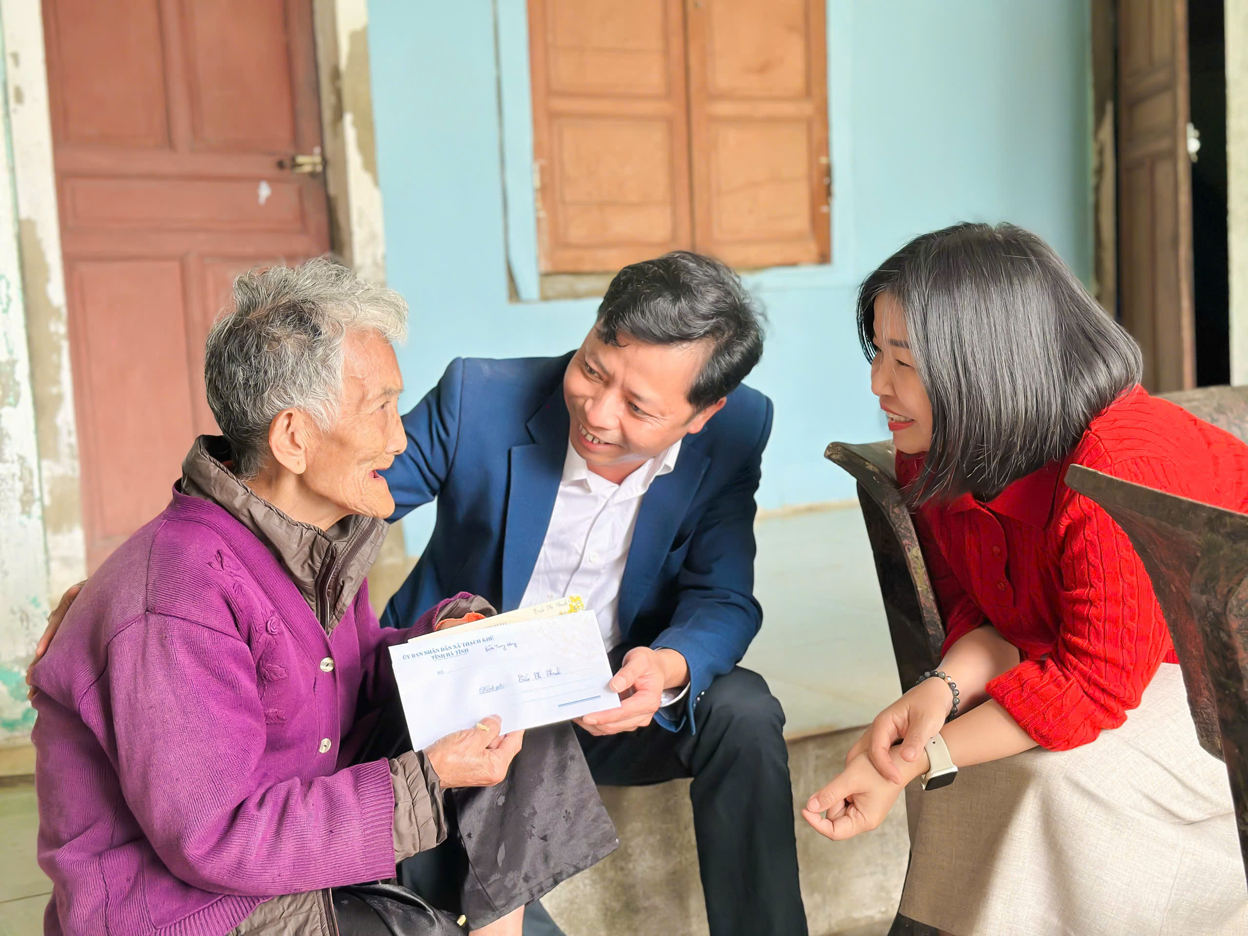 Xã Thạch Khê tổ chức trao quà tết của Chủ tịch nước và quà của Tỉnh ủy, HĐND, UBND, UBMTTQ tỉnh Hà Tĩnh đến các đối tượng người có công, thân nhân người có công; người có hoàn cảnh khó khăn nhân dịp Tết Nguyên đán Bính Ngọ năm 2026