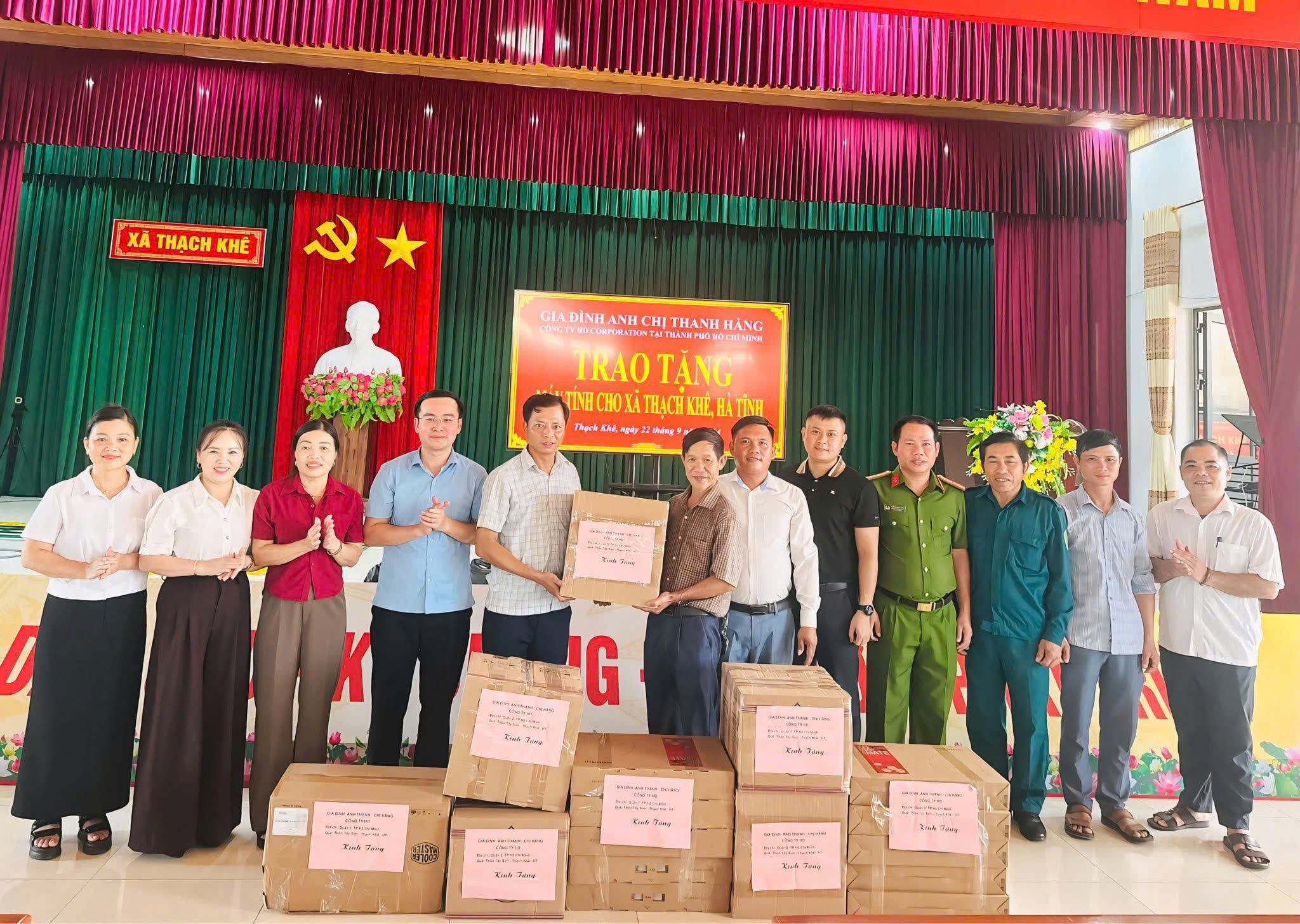 Thạch Khê đón nhận 10 bộ máy tính từ gia đình anh chị Thanh Hằng (con em quê hương) ở tp Hồ Chí Minh trao tặng trị giá 75 triệu đồng