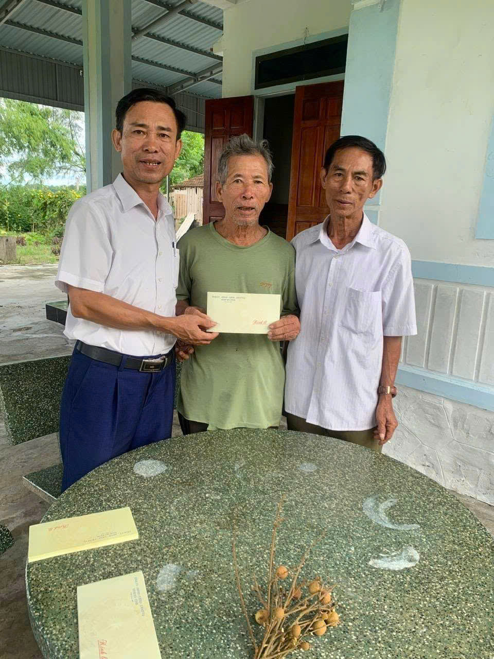 Với đạo lý "Uống nước nhớ nguồn",  Liên đoàn cán bộ các thôn thuộc xã Thạch Khê đã trực tiếp trao quà của Tỉnh ủy, HĐND, UBND, UB MTTQ tỉnh Hà Tĩnh đến tận tay các gia đình thân nhân Liệt sĩ.