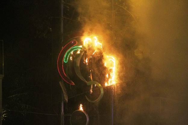 Đ&egrave;n trang tr&iacute; ch&aacute;y dữ dội
