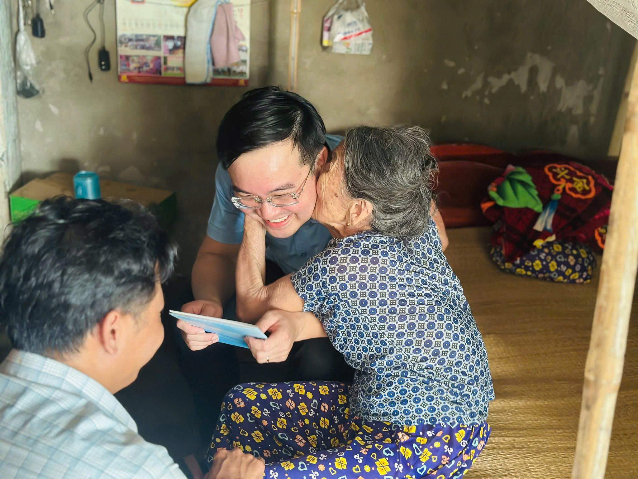 Đồng chí Bí thư Đảng ủy thăm hỏi động viên hộ gia đình có hoàn cảnh đặc biệt khó khăn trên địa bàn! 