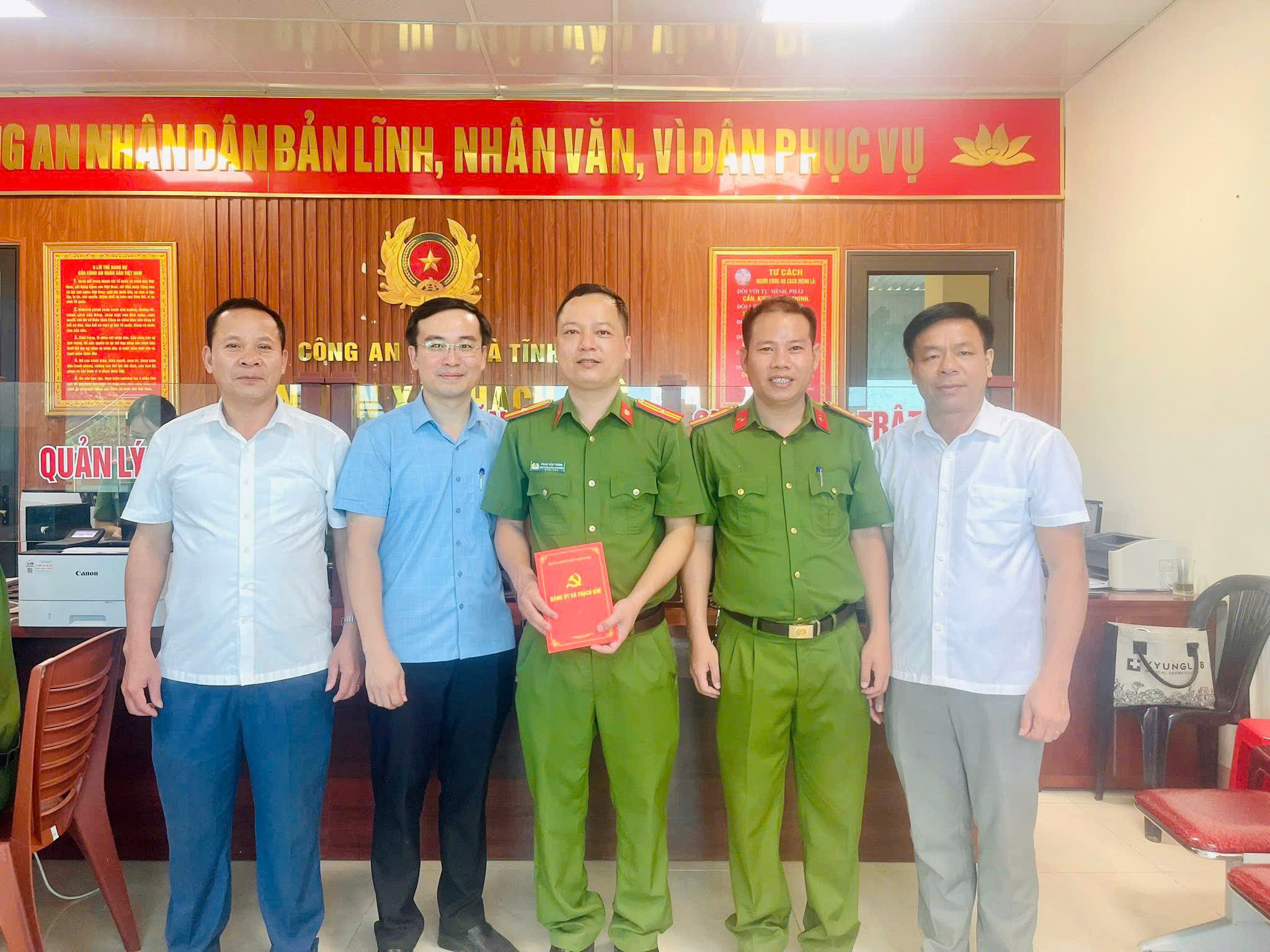 Thường trực Đảng ủy xã Thạch Khê thăm, động viên lực lượng Công an xã tại điểm cấp đổi thẻ Đảng viên