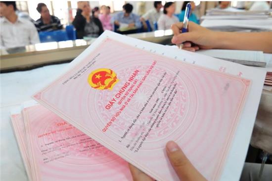 QUYẾT ĐỊNH Về việc thu hồi đất của hộ gia đình, cá nhân tự nguyện trả lại đất để thực hiện tách thửa đất ở có hình thành lối đi chung (đường giao thông) của ông Dương Kìm Đình và bà Trần Thị Minh trú tại thôn  Vĩnh Tiến, xã Thạch Khê, tỉnh Hà Tĩnh;