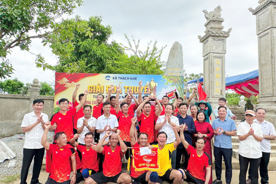 Đua thuyền truyền thống – Điểm nhấn trong chuỗi hoạt động tưởng niệm Đông các Đại học sĩ, Tiến sĩ Trương Quốc Dụng