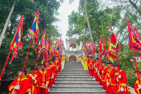 Hàng ngàn người dân, du khách thành kính tham dự lễ rước đền Chiêu trưng Đại vương Lê Khôi