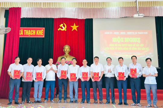 Xã Thạch Khê tổ chức hội nghị công bố các quyết định về sắp xếp, kiện toàn tổ chức đảng và công tác cán bộ 