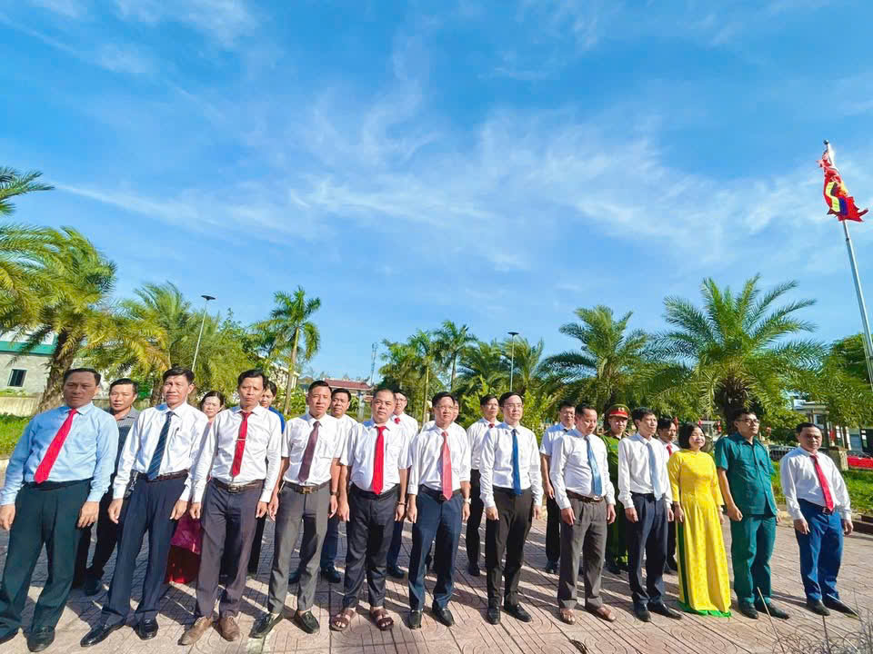 Đảng bộ xã Thạch Khê dâng hương tưởng niệm các anh hùng liệt sỹ trước thềm Đại hội lần thứ I, nhiệm kỳ 2025 – 2030